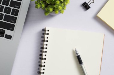 Ofis resepsiyon masası dizüstü bilgisayar ve sarf malzemeleri