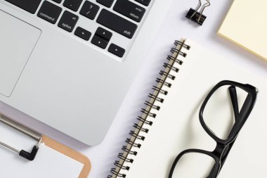 Ofis resepsiyon masası dizüstü bilgisayar ve sarf malzemeleri