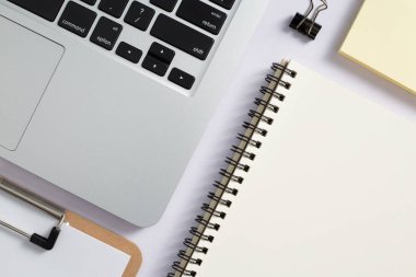 Ofis resepsiyon masası dizüstü bilgisayar ve sarf malzemeleri