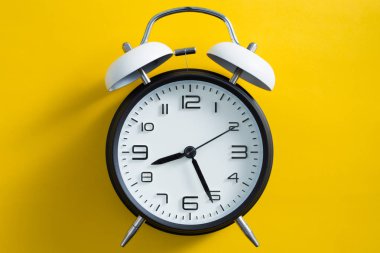 Sarı Arka Planlı Çalar Saat