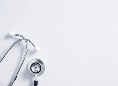 Beyaz arkaplanda steteskop