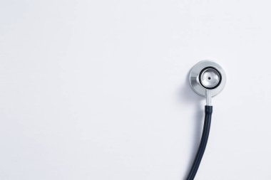 Beyaz arkaplanda steteskop