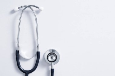 Beyaz arkaplanda steteskop