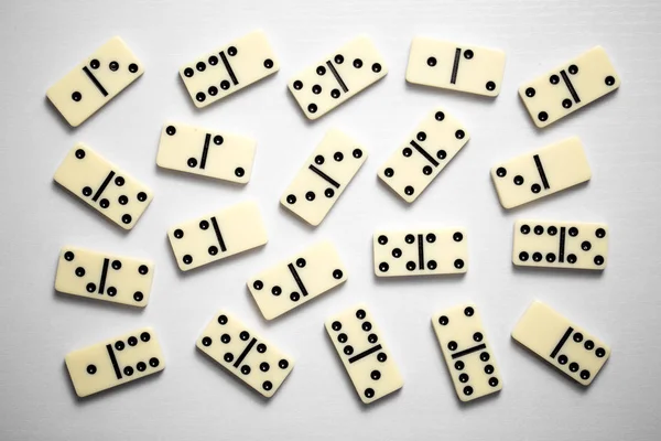 Domino gioco su bianco — Foto Stock