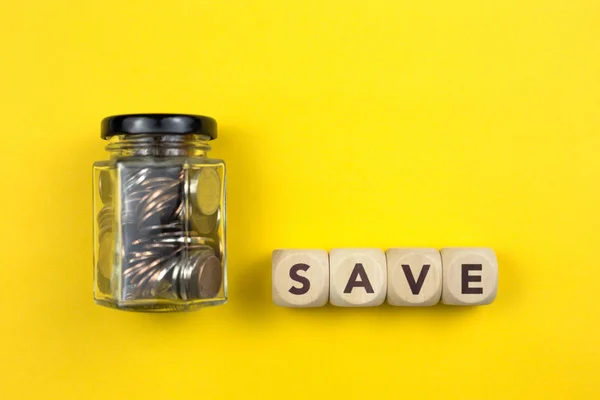 お金を節約金融のためのガラス瓶とコイン — ストック写真