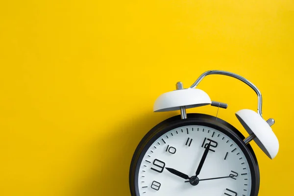 노란색 배경알람 시계 — 스톡 사진