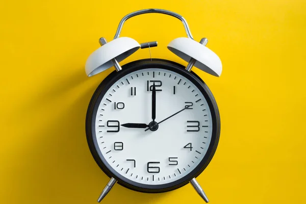 Relógio de alarme com fundo amarelo — Fotografia de Stock