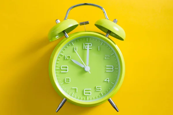 Reloj despertador con fondo amarillo —  Fotos de Stock