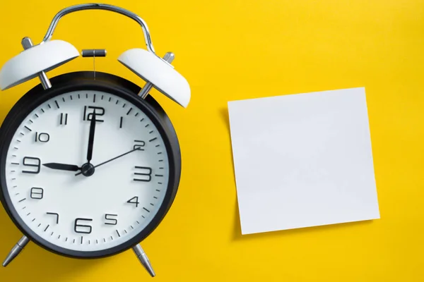 Alarm Clock With Blank Sticky Notes — Stock Photo, Image