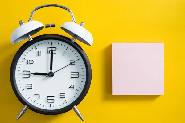 Relógio de alarme com notas adesivas em branco — Fotografia de Stock