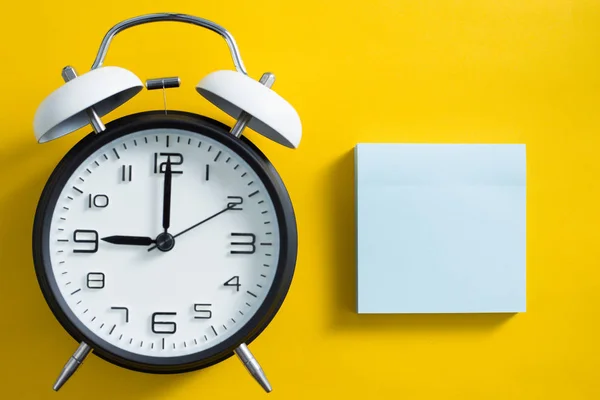 Relógio de alarme com notas adesivas em branco — Fotografia de Stock