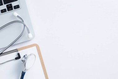 Dizüstü bilgisayarlı ve steteskoplu Doktorun Çalışma Yeri