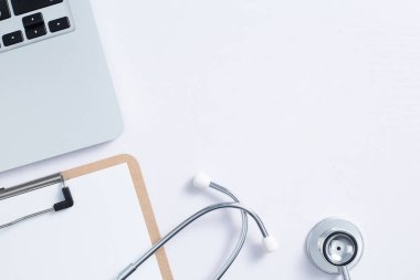 Dizüstü bilgisayarlı ve steteskoplu Doktorun Çalışma Yeri