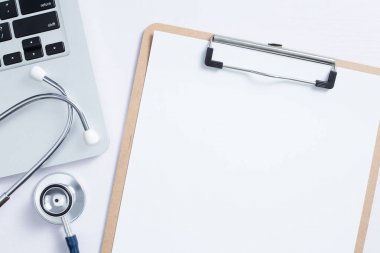 Dizüstü bilgisayarlı ve steteskoplu Doktorun Çalışma Yeri