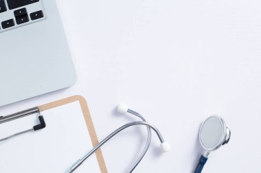 Dizüstü bilgisayarlı ve steteskoplu Doktorun Çalışma Yeri