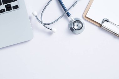 Dizüstü bilgisayarlı ve steteskoplu Doktorun Çalışma Yeri