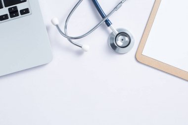 Dizüstü bilgisayarlı ve steteskoplu Doktorun Çalışma Yeri