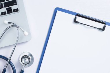 Dizüstü bilgisayarlı ve steteskoplu Doktorun Çalışma Yeri