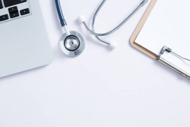 Dizüstü bilgisayarlı ve steteskoplu Doktorun Çalışma Yeri