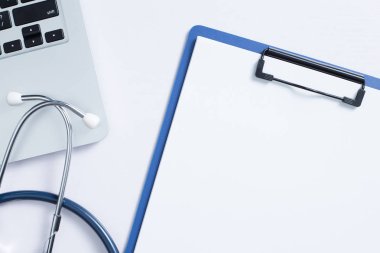 Dizüstü bilgisayarlı ve steteskoplu Doktorun Çalışma Yeri