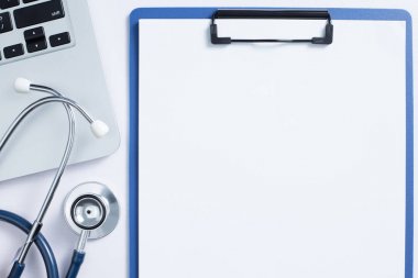 Dizüstü bilgisayarlı ve steteskoplu Doktorun Çalışma Yeri