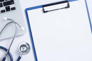 Dizüstü bilgisayarlı ve steteskoplu Doktorun Çalışma Yeri