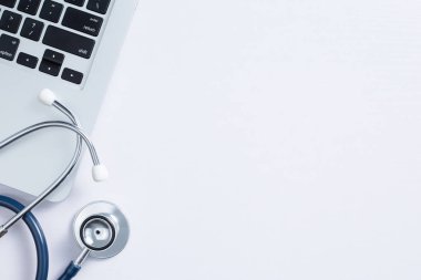 Dizüstü bilgisayarlı ve steteskoplu Doktorun Çalışma Yeri