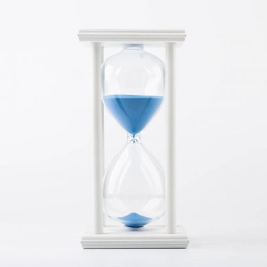 Kum saati beyaza izole edilmiş