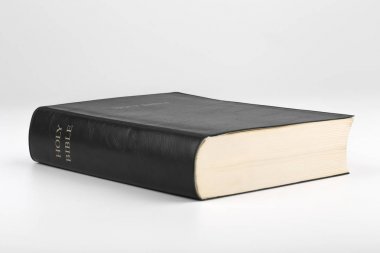 Kutsal İncil üzerine beyaz izole