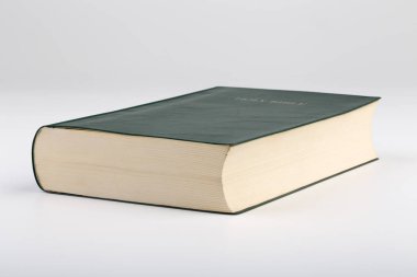 Kutsal İncil üzerine beyaz izole