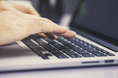 dizüstü bilgisayar üzerinde çalışan