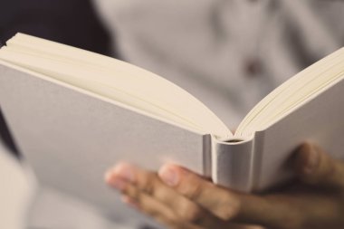 açın ve kitap okumak