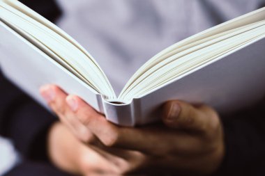 açın ve kitap okumak