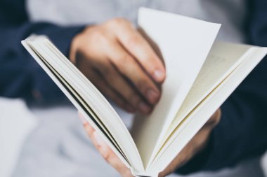 açın ve kitap okumak