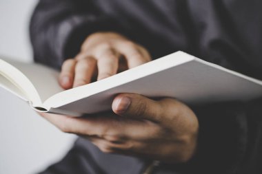 açın ve kitap okumak