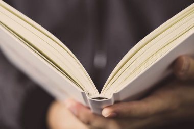 açın ve kitap okumak