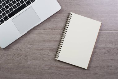 Ahşap ofis masa üstü görünümü