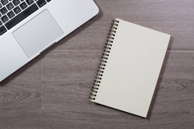 Ahşap ofis masa üstü görünümü