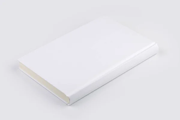 Κενό λευκό βιβλίο ή σημειωματάριο που απομονώνεται σε λευκό — Φωτογραφία Αρχείου