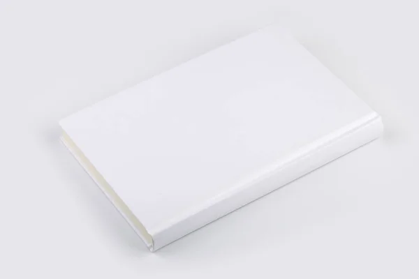 Κενό λευκό βιβλίο ή σημειωματάριο που απομονώνεται σε λευκό — Φωτογραφία Αρχείου