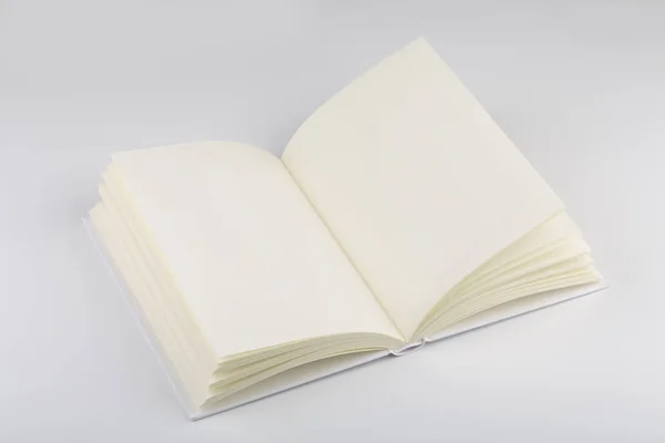 Pusta biała księga lub Notatnik na białym tle — Zdjęcie stockowe