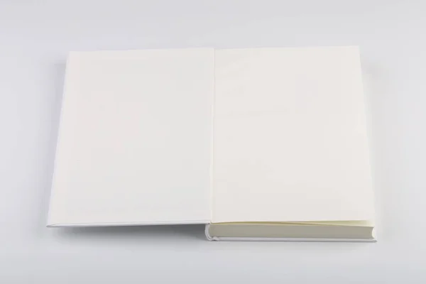 Livro branco em branco ou caderno isolado em branco — Fotografia de Stock