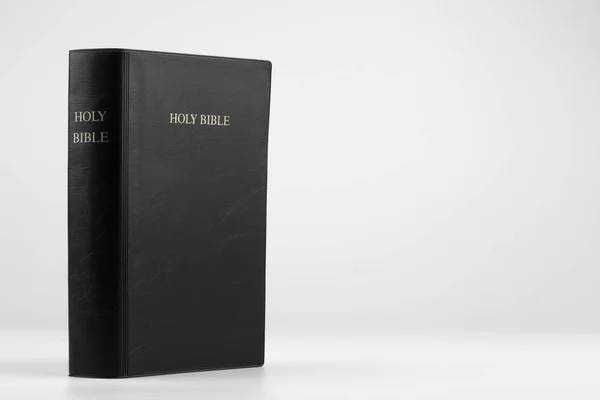 Heilige Bijbel geïsoleerd op wit — Stockfoto