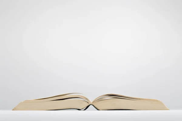 Kutsal İncil üzerine beyaz izole — Stok fotoğraf