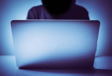 Bilgisayar önünde hacker