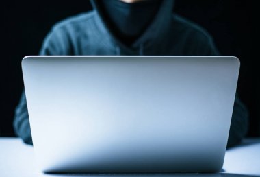Bilgisayar önünde hacker