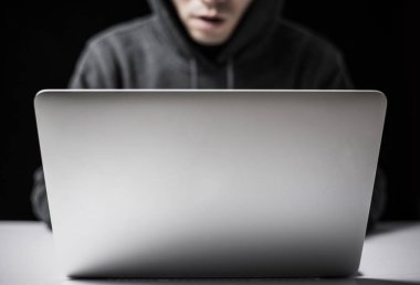 Bilgisayar önünde hacker