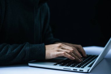 Bilgisayar önünde hacker