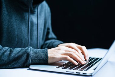 Bilgisayar önünde hacker