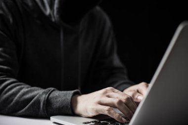 Bilgisayar önünde hacker